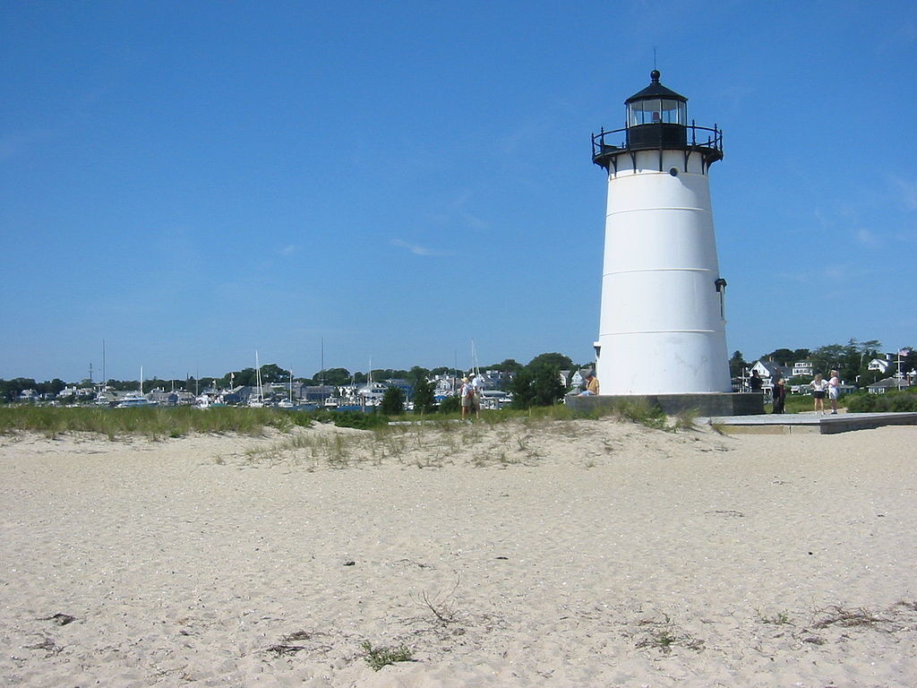 marthas-vineyard-massachusetts-small-beach-town-east-coast